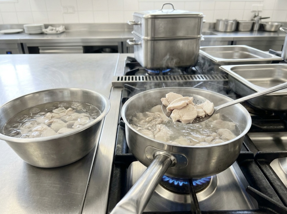 鶏肉を湯に通して表面を白くする